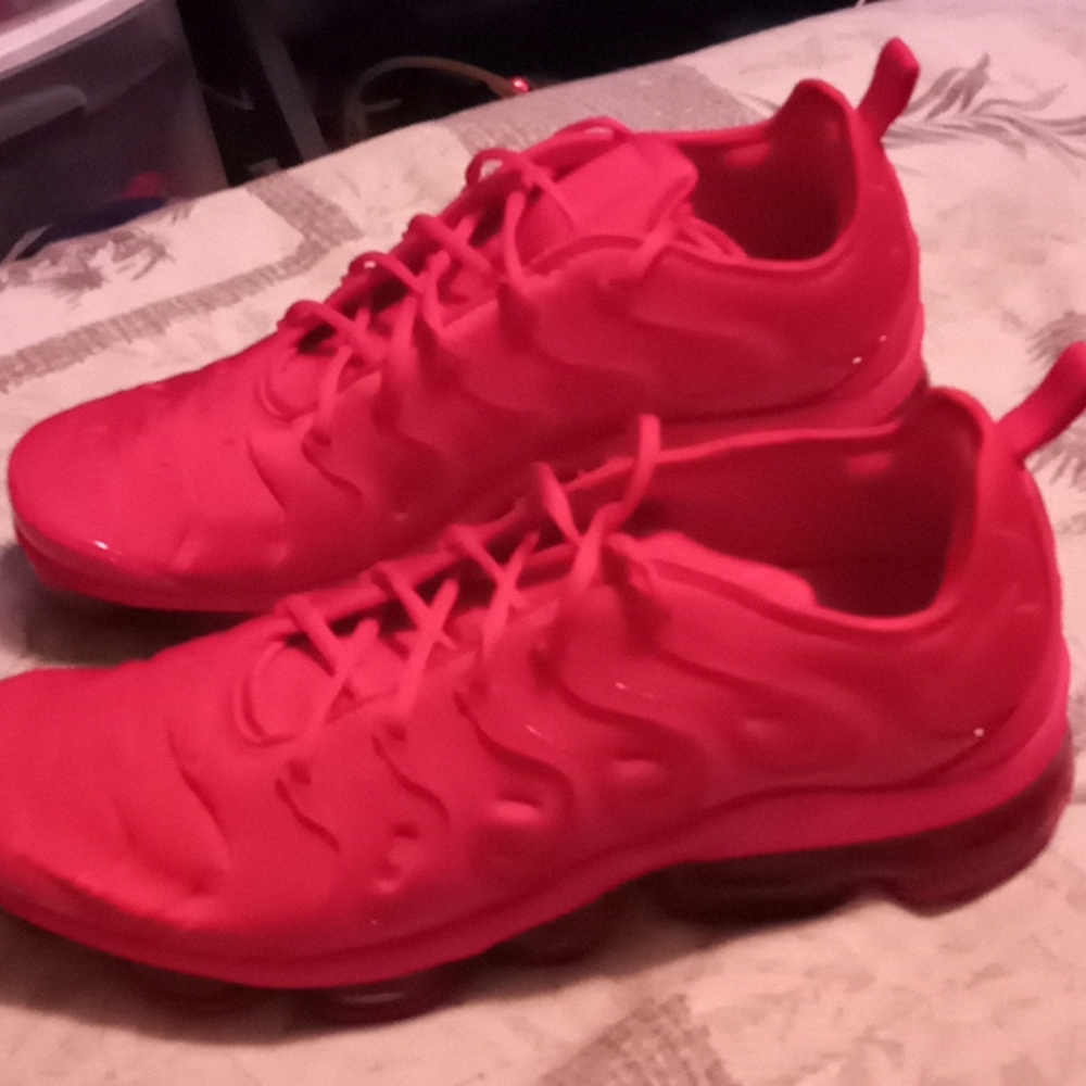 Nike Air Vapormax Plus University Red running shoe